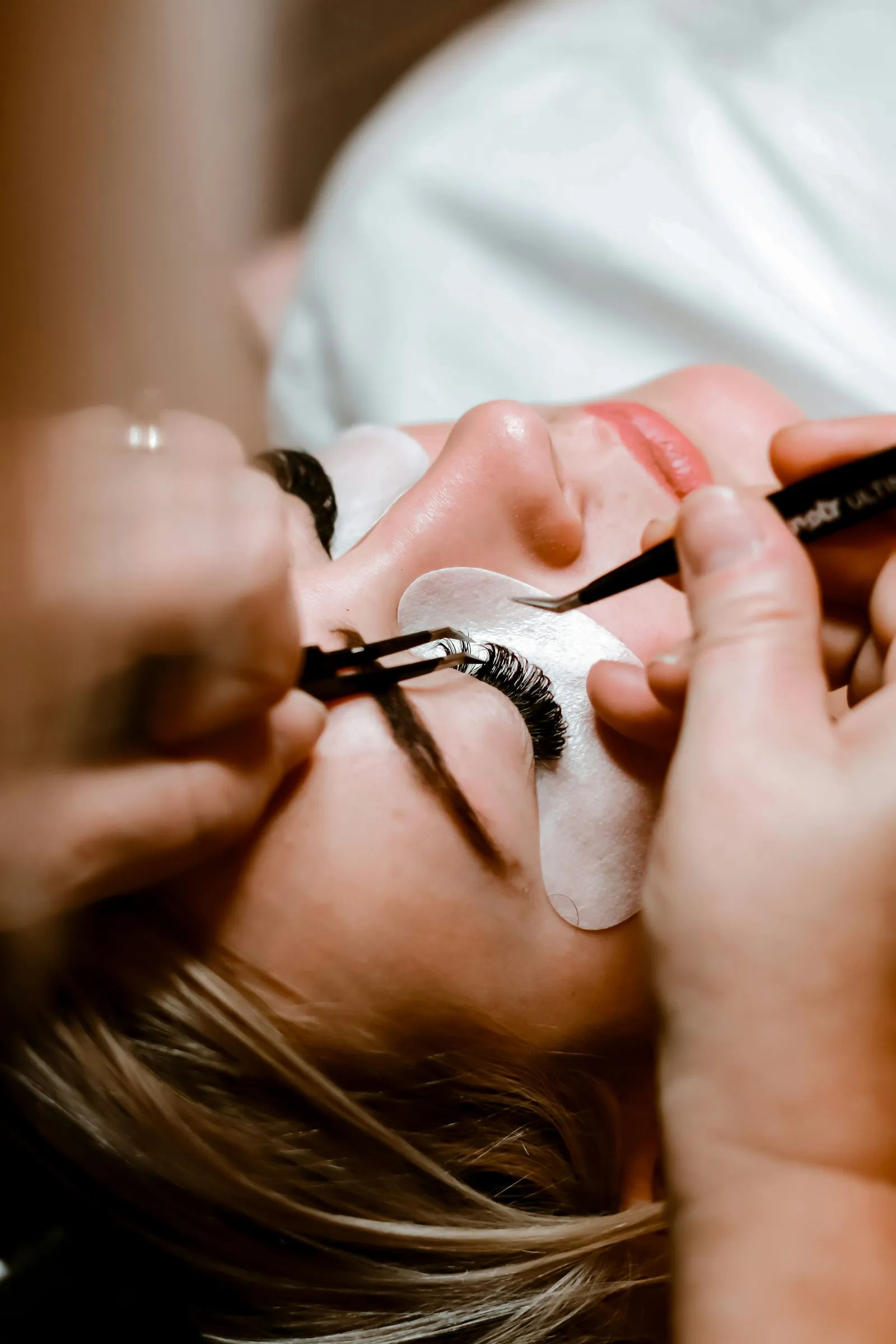 Kirpik uygulaması yapılan bir müşteri