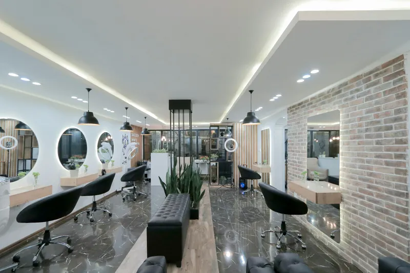 Aynalar ve koltuklarla modern bir kuaför salonu iç mekânı