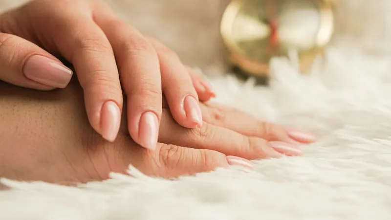 Nail art uygulaması yapılan bir el