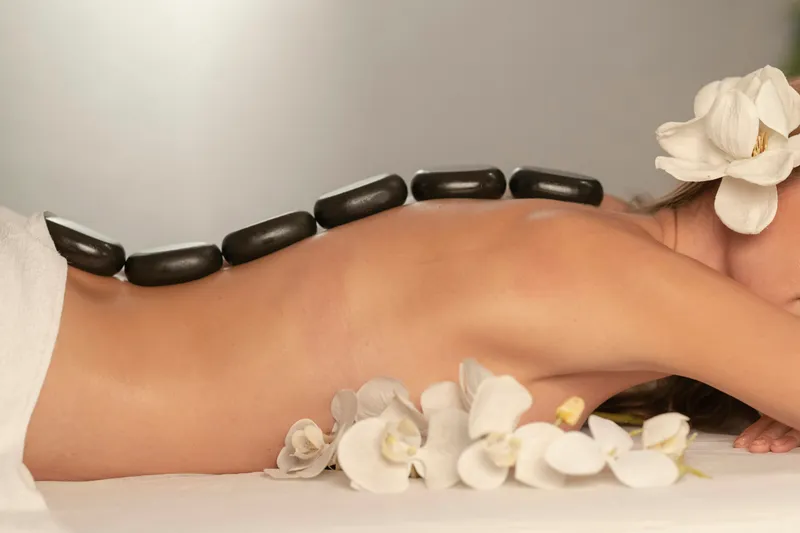Huzurlu bir SPA ve masaj salonu ortamı